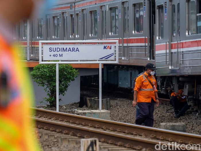 Sebuah Kereta Rel Listrik (KRL) anjlok di sekitar Stasiun Sudimara, Ciputat, Tangerang Selatan. KRL tersebut tengah diperbaiki petugas.