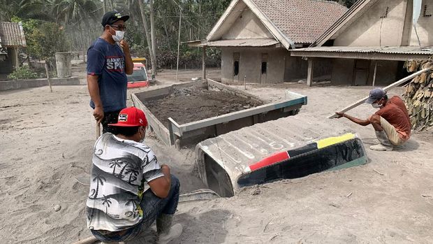 truk-truk yang tertimbun lahar panas di lumajang