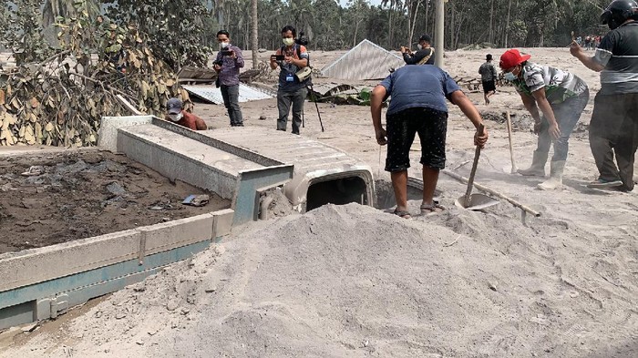 truk-truk yang tertimbun lahar panas di lumajang