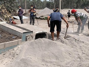 Susah Payah Sopir Gali Truknya yang Terkubur Pasir Lebih 2 Meter