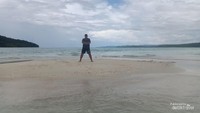 Pasir timbul ini hanya ada saat air laut sedang surut