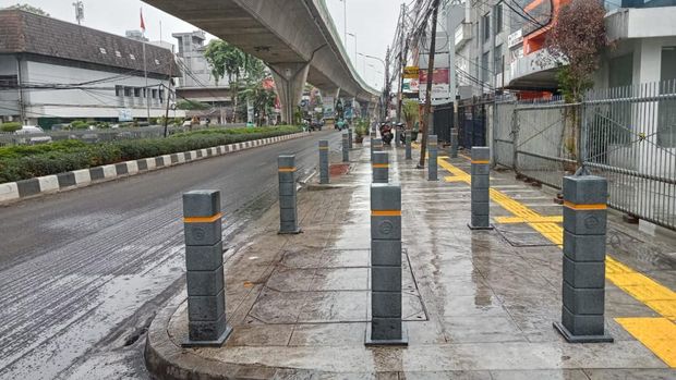 Viral Tiang Trotoar Jaksel Dikeluhkan Pengendara Mobil (Anggi Muliawati/detikcom)