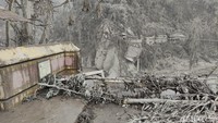 Seperti diketahui, erupsi Gunung Semeru yang terjadi pada Sabtu (4/12) lalu mengakibatkan Jembatan Besuk Kobokan atau Jembatan Gladak Perak yang merupakan akses Malang-Lumajang via Pronojiwo terputus.