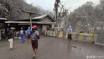 Warga Datangi Jembatan Gladak Perak yang Putus Akibat Erupsi Semeru
