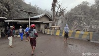 Akibatnya, jembatan yang kerap dilintasi warga untuk menuju Malang maupun Lumajang itu pun kini tak dapat digunakan.