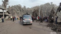 Putusnya jembatan penghubung Lumajang-Malang itu menarik perhatian masyarakat.Pantauan detikcom, seluruh konstruksi jembatan Besuk Kobokan yang memiliki panjang sekitar 192 meter tersebut hilang terbawa lahar banjir. Hanya tersisa beton penanda yang biasa berdiri di kanan kiri sebelum badan jembatan.