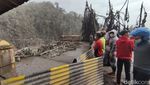 Warga Datangi Jembatan Gladak Perak yang Putus Akibat Erupsi Semeru