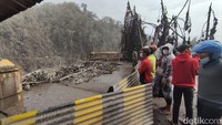 Tak sedikit warga yang datang ke lokasi untuk melihat langsung kondisi jembatan yang putus usai diterjang lahar dingin erupsi Gunung Semeru.