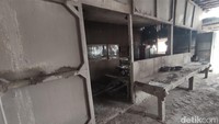 Tak hanya jembatan, warung milik Nur Hasanah (40) yang berada di dekat Jembatan Gladak Perak juga tampak rusak. Warung Nur Hasanah itu berada persis di selatan jembatan.