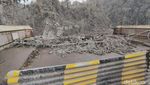 Warga Datangi Jembatan Gladak Perak yang Putus Akibat Erupsi Semeru