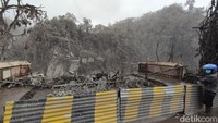 Warga mendatangi lokasi Jembatan Gladak Perak yang putus akibat diterjang lahar dingin erupsi Gunung Semeru, Minggu (5/12/2021).