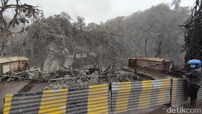 Warga Datangi Jembatan Gladak Perak yang Putus Akibat Erupsi Semeru