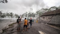 Sementara itu, sebagai upaya antisipasi PVMBG mengeluarkan rekomendasi masyarakat/pengunjung/wisatawan untuk tidak beraktivitas dalam radius 1 kilometer dari kawah/puncak Semeru dan jarak 5 kilometer arah bukaan kawah di sektor Tenggara - Selatan. ANTARA FOTO/Umarul Faruq 