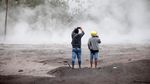 Momen Warga Evakuasi Hewan Ternak dari Lokasi Terdampak Erupsi Semeru