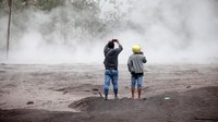 Selain itu, warga juga diimbau untuk mewaspadai awan panas guguran, guguran lava, dan lahar di sepanjang aliran sungai/lembah yang berhulu di puncak Semeru. ANTARA FOTO/Umarul Faruq.