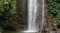 Traveler pun bisa mandi di sekitar air terjun. Apalagi di sekitar banyak warung dan tempat ganti. Sehingga wisatawan bisa mandi sepuasnya di air terjun Montel. (Dian Utoro Aji/detikTravel)