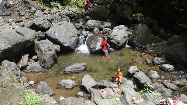 Wisatawan biasanya datang setiap akhir pekan. Mereka datang dari sekitar Kudus dan daerah lainnya. Rata-rata sehari ada seratusan orang. (Dian Utoro Aji/detikTravel) Wisatawan biasanya datang setiap akhir pekan. Mereka datang dari sekitar Kudus dan daerah lainnya. Rata-rata sehari ada seratusan orang. (Dian Utoro Aji/detikTravel)