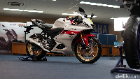 Yamaha Indonesia memplot All New R15M Connected-ABS sebagai R15 dengan fitur paling lengkap di generasi terbarunya. Harga Yamaha All New R15 Connected Rp 43.500.000 dalam status OTR DKI Jakarta. Selain itu, motor ini hadir dalam jumlah terbatas. Yamaha mengklaim R15M edisi ini hanya diproduksi satu kali dalam satu batch produksi Foto: Muhammad Hafizh Gemilang