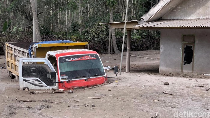 Gunung Semeru erupsi pada Sabtu (4/12) lalu. Tak hanya menewaskan 13 orang, erupsi Gunung Semeru juga merusak sejumlah rumah warga.