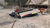 Tak hanya rumah, sejumlah kendaraan juga tampak terendam material erupsi Gunung Semeru.