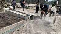 Sehari pascaerupsi, sejumlah warga kembali ke tempat tinggal mereka untuk menyelamatkan barang-barang berharga. Ada pula warga yang mencari kerabatnya yang hilang.