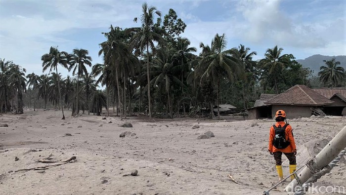 Yang Tersisa Usai Erupsi Gunung Semeru Menerjang Desa di Lumajang Gunung Semeru erupsi pada Sabtu (4/12) lalu. Tak hanya menewaskan 13 orang, erupsi Gunung Semeru juga merusak sejumlah rumah warga.