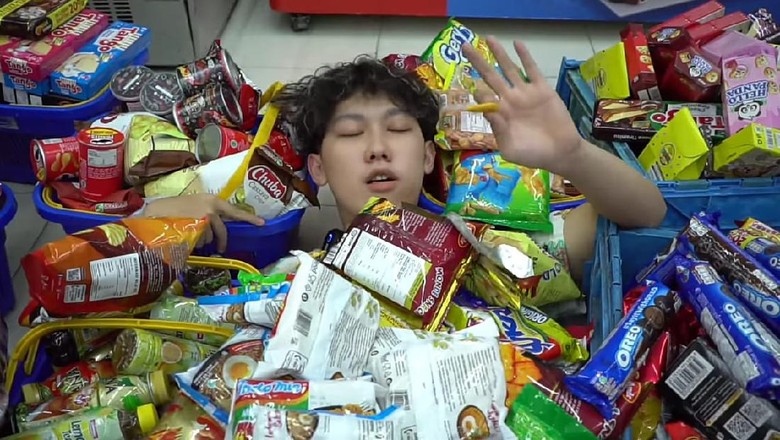 Mulia! YouTuber Ini Beli Seisi Minimarket dan Bagikan Banyak Makanan Gratis Mulia! YouTuber Ini Beli Seisi Minimarket dan Bagikan Banyak Makanan Gratis