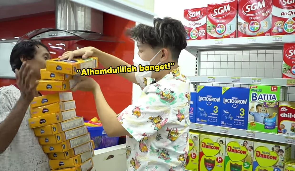 YouTuber Borong dan Bagikan Makanan Minimarket