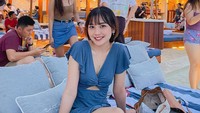 Adalah yang kirim aneh-aneh pernah. Pernah waktu itu ada yang mau kirim gift, jadi aku nggak sengaja ke-acc gitu terus habis itu dia kirim foto kemaluannya. Gue sampai apaan sih ini, kalau sakit nggak gini-ginilah. Karena nggak etis gitu, ujar Yuri saat ditemui di kawasan Gambir, Jakarta Pusat. (Foto: dok. Instagram @zhryuriva)