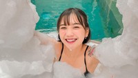 Belum lama ini, Yuri Kim mengunggah foto tengah mandi kembang. Foto itu mengundang komentar aneh-aneh dari netizen. (Foto: dok. Instagram @zhryuriva)