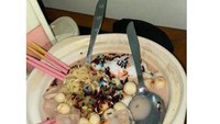 Meises cokelat dan pilus yang renyah dijadikan topping mie instan satu ini. Paduan rasa bumbu mie yang gurih dan rasa meises cokelat yang manis dijamin bikin tak berselera.  Foto: Facebook