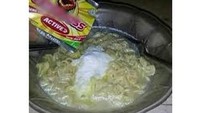 Mie instan yang gurih sedap dicampur dengan bubuk minuman berenergi. Duh rasanya seperti apa ya? Habis makan mie instan pasti langsung berstamina.  Foto: Facebook