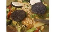 Berbagai bahan memang kerap ditambahkan sebagai pelengkap mie instan. Biasanya telur, bakso atau sayuran. Tapi mie instan ini justru ditambah Oreo.  Foto: Facebook