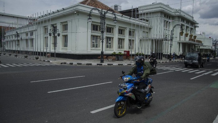 10 Ruas Jalan Bandung Bakal Ditutup Saat Libur Nataru Pengendara melintasi ruas jalan Merdeka, Kota Bandung, Jawa Barat, Senin (6/12/2021). Satuan Lalu Lintas (Satlantas) Polrestabes Bandung mewacanakan kembali menutup 10 titik ruas jalan raya di Kota Bandung pada saat Libur Natal dan Tahun baru guna mengantisipasi penyebaran COVID-19 pada PPKM level 3 serentak se-Indonesia. ANTARA FOTO/Novrian Arbi/aww.