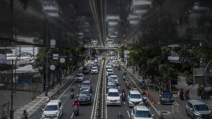 Pengendara melintasi ruas jalan Merdeka, Kota Bandung, Jawa Barat, Senin (6/12/2021). Satuan Lalu Lintas (Satlantas) Polrestabes Bandung mewacanakan kembali menutup 10 titik ruas jalan raya di Kota Bandung pada saat Libur Natal dan Tahun baru guna mengantisipasi penyebaran COVID-19 pada PPKM level 3 serentak se-Indonesia. ANTARA FOTO/Novrian Arbi/aww.