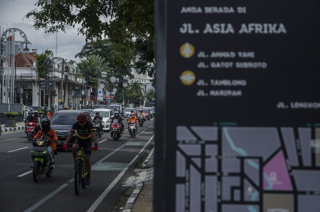 Pengendara melintasi ruas jalan Merdeka, Kota Bandung, Jawa Barat, Senin (6/12/2021). Satuan Lalu Lintas (Satlantas) Polrestabes Bandung mewacanakan kembali menutup 10 titik ruas jalan raya di Kota Bandung pada saat Libur Natal dan Tahun baru guna mengantisipasi penyebaran COVID-19 pada PPKM level 3 serentak se-Indonesia. ANTARA FOTO/Novrian Arbi/aww.