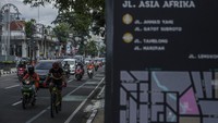 Pengendara melintasi ruas jalan Asia Afrika Kota Bandung, Jawa Barat, Senin (6/12/2021).   