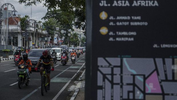 Pengendara melintasi ruas jalan Merdeka, Kota Bandung, Jawa Barat, Senin (6/12/2021). Satuan Lalu Lintas (Satlantas) Polrestabes Bandung mewacanakan kembali menutup 10 titik ruas jalan raya di Kota Bandung pada saat Libur Natal dan Tahun baru guna mengantisipasi penyebaran COVID-19 pada PPKM level 3 serentak se-Indonesia. ANTARA FOTO/Novrian Arbi/aww.