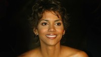 Bond adalah bagian dari sejarah film dan terlibat dalam film ini sangat berarti buatku. Gadis Bond yang aku perankan sangat berbeda dengan yang tampil sebelumnya, kata Halle Berry dalam wawancara dengan Vanity Fair belum lama ini. (Foto: Getty Images/Scott Barbour)