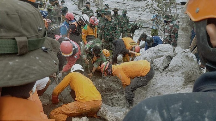 3 Jenazah Korban Erupsi Semeru Ditemukan di Kampung Renteng Tim SAR gabungan kembali menemukan 3 jenazah korban erupsi Gunung Semeru. Jenazah berhasil dievakuasi di Kampung Renteng, Desa Sumberwuluh, Lumajang. Senin, (6/12/2021).