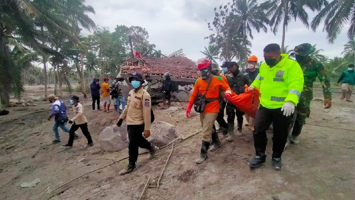 Tim SAR gabungan kembali menemukan 3 jenazah korban erupsi Gunung Semeru. Jenazah berhasil dievakuasi di Kampung Renteng, Desa Sumberwuluh, Lumajang. Senin, (6/12/2021).