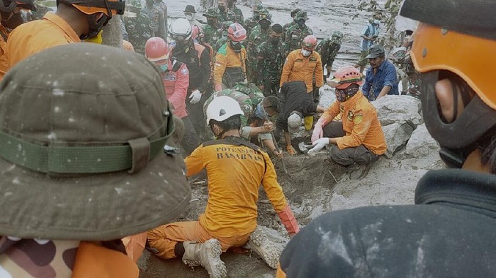 Tim SAR gabungan kembali menemukan 3 jenazah korban erupsi Gunung Semeru. Jenazah berhasil dievakuasi di Kampung Renteng, Desa Sumberwuluh, Lumajang. Senin, (6/12/2021).