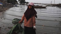 Tidak hanya bersama Ecoton, di sekolahnya SMPN 12 Gresik, Nina pernah melakukan bersih-bersih Pantai Kenjeran pada 17 Januari 2020 lalu. Dia dan kakaknya juga membentuk organisasi River Warrior untuk mengedukasi bahaya plastik sekali pakai di sekolah-sekolah. (Foto: Dok. Pribadi Aeshnina)