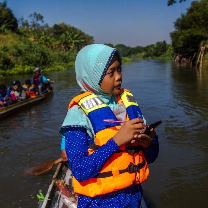 Aeshnina Remaja Aktivis Lingkungan Lakukan Susur Sungai Brantas Aeshnina Remaja Aktivis Lingkungan Lakukan Susur Sungai Brantas