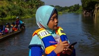 Remaja yang akrab disapa Nina ini pernah melakukan susur Sungai Brantas pada 03 Juli 2021 bersama Ecoton. Organisasi ini digagas oleh kedua orang tua Nina, Prigi Arisandi dan Daru Setyo Rini sejak tahun 2000. (Foto: Dok. Pribadi Aeshnina)