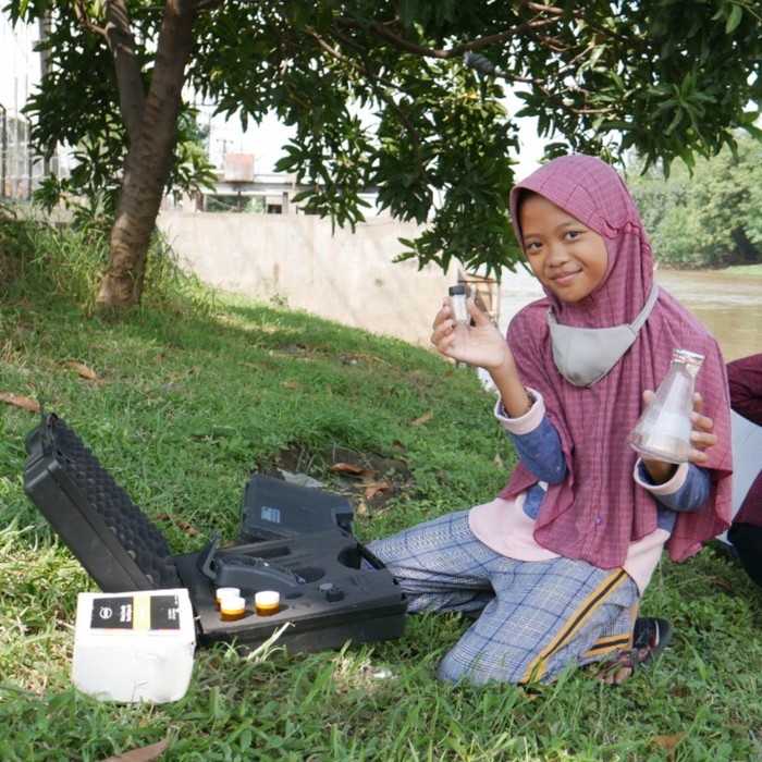 Aeshnina Si Remaja Aktivis LIngkungan melakukan Penelitian Mikroplastik di sungai-sungai Surabaya