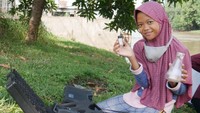 Bersama Ecoton, Nina juga melakukan penelitian mikroplastik pada sungai-sungai di Surabaya pada 06 Mei 2020 lalu. Nina mengaku memang sering ikut penelitian dan demo soal lingkungan. (Foto: Dok. Pribadi Aeshnina)