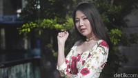 Agnes Jennifer berbincang dengan santai dengan detikHOT. Pembawaannya cenderung nyablak dan tentu saja penuh kejulidan. Foto: Eko/detikHOT