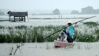Sejumlah murid setempat mengaku terpaksa menggunakan perahu untuk pergi belajar ke sekolahnya akibat akses jalan di daerah itu terendam banjir. 