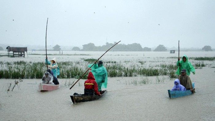 Akses Jalan Kebanjiran, Siswa Naik Perahu ke Sekolah di Makassar Sejumlah murid naik perahu saat melintasi area persawahan yang terendam banjir di Kelurahan Tamangapa, Makassar, Sulawesi Selatan, Senin (6/12/2021). Sejumlah murid setempat mengaku terpaksa menggunakan perahu untuk pergi belajar ke sekolahnya akibat akses jalan di daerah itu terendam banjir. ANTARA FOTO/Arnas Padda/yu/wsj.
